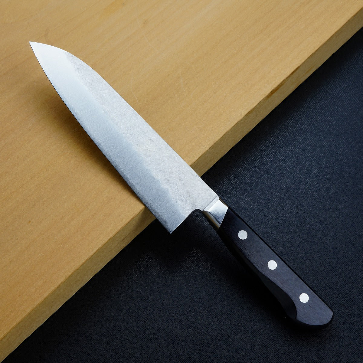 "HONMAMON" Santoku (Multi-Purpose Knife) Aogami Steel No.2 with Stainless Steel Nashiji and Hammered Pattern,180mm
